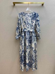 ミラノファッションにはエレガントな青と白の磁器の花のドレスが付いています