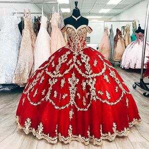 Principessa Abiti Quinceanera rossi e dorati con spalle scoperte Abito da ballo Abito da ballo Appliques Abiti da sera lunghi in pizzo Robe De Soiree Celebrity 15 Anos Vestidos