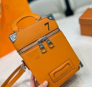 2022 Designer Mini Telefonpåsar Handväskor Fashion Floral Crossbody Shoulder Bag Smartphone Case Vertical Box Tiny Trunk Men Kvinnor Hög kvalitet