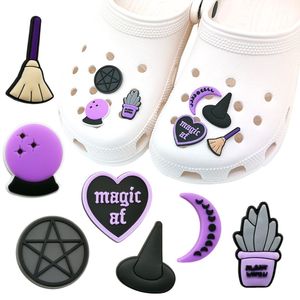 moq 100 Stück Magic Hat Besen Muster Krokodil JIBZ 2D Clog Pins aus weichem Kunststoff Schuhzubehör Knöpfe Schuhschnallen Dekorationen Anhänger passend für Armbänder Sandalen Dekor