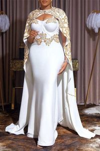 Luxuriöse arabische Dubai-Abendkleider mit Perlen, elegantes weißes Satin-Korsett, Meerjungfrau, formelle Event-Kleider mit langem Cape-Wickel, Damen-Abschlussballkleider in Übergröße, Robe De Soriee 2022