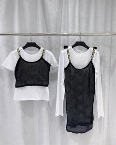 Swobodne sukienki Dwuczęściowe zestawy z białą koszulą Mała słodka czarna pusta szelki Sukienka Koszulka Piękna koszulka
