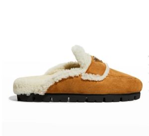 2021S Vinter varm sandal toffel lyxiga kvinnor skor triangel etikett snö ulllägenheter icke-halk tofflor casual retro kvinnors utomhus sko platt skjuvande pälsfodrade mulor