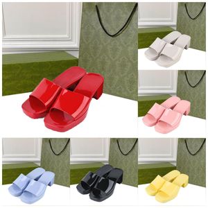 Italien Hot Gelé Luxury Tofflor Kristall Sandaler Flat Slides High Heels Slipper Sommarstrand Tjocka Botto Stuffies Plattform Alfabet Skor Logo Präglade Sandaler ABC