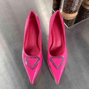 2022 Mulheres luxuosas Steletto High Heels Patent Leather bombas de designer marca glitter cristal rosa rosa salto vermelho sapatos de festa g2205527