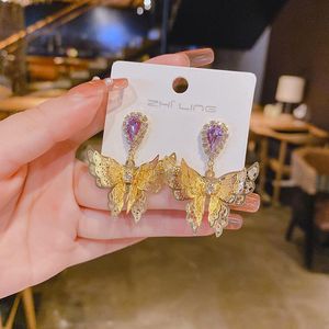 ぶら下げシャンデリア誇張された輝くカラフルな蝶のイヤリングデザインセンスクリスタルテンポラメンタル女性ファッションジュエリーダングル