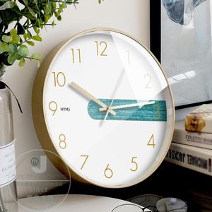 ساعة الحائط ساعة هادئة تصميم حديثة غرفة المعيشة ديكور أبيض رقمي الحد الأدنى ديكور المعادن هورلوج ميرالي الحديثة