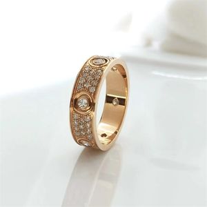 I gioielli classici francesi sono in circolazione dal 1847. Ring femminile maschile in acciaio in titanio premium a sei diamanti