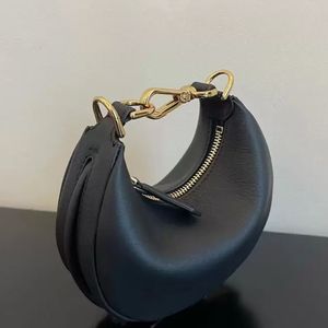 2023 Luxus Designer Gold Umhängetaschen Half Moon Mini Clutch Bag echtes Leder Praphy Handtasche Metall Big Letter Design Frauen Umhängetasche