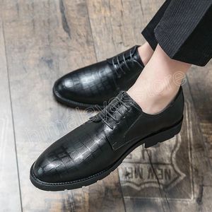 Sapatos de negócios Mens calçados de couro marrom para homens sapatos de escritório italiano Zapatillas Hombre