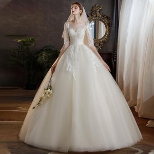 Andra bröllopsklänningar 2022 Classic O Neck Dress Beautiful Lace Princess Ball Gown Slim Half Sleeve Bridal Vestido de Noiva Plus Size