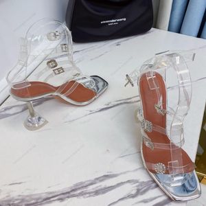 豪華なデザイナーAmina Muaddi X Awge Sandals New Clear Begum Glass PVC Crystal Transparent Slingback Sandal Heel Pumps Robyn装飾Khaki Sandals Shoes