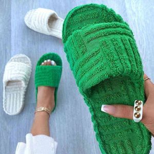 Designer Junsrm Furry kapcie kobiety grube dolne zielone puszyste slajdy PEEP Płaskie podnośniki Przestrzeniowe Flip Flip Flops Zapatos de Mujer G220520