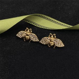 Vintage Bee Diamond Charm Örhängen Metall Letter Designer Studs Dam Personlighet Designer Bees Eardrops