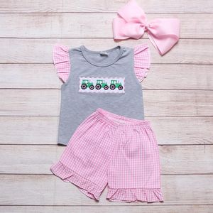 Kleidungssets Sommer-Mädchen-Kleidung, graues Kurzarm-Oberteil und rosa karierte Shorts, drei grüne Traktoren, gestickte Muster, Kleinkind-Mädchen-Outfit