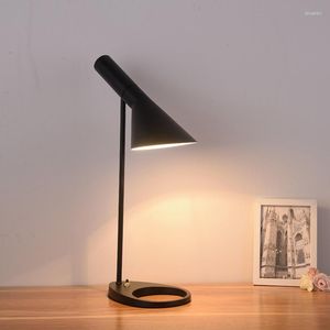 Zemin lambaları Nordic LED lamba siyah beyaz masa ev deko oturma odası yatak odası merdiveni köşe lambası için ayarlanabilir ayakta