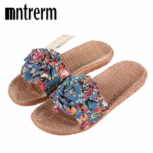 Xiuteng Marketing Summer Baths Summer Slipper Innoor Home Donne Scarpe di canapa Sandali Decorazione Flower Shoe Girl Y200624