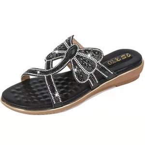 Sandaler Kvinnor Tofflor Design Pierced Rhinestone Bohemia Glitter Slides Mode Fyrkantig klack Sommarklänning Party Sandles Big SizeSandaler