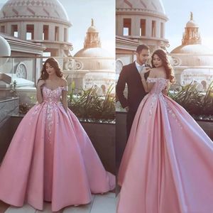 Quinceanera bollklänning klänningar sexig rosa av axel spets applikation 3d blommor pärlor paljetter satin svep tågfest prom kväll klänningar 328 s s s s s