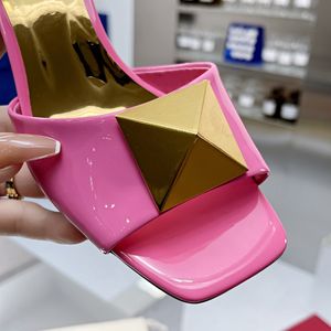 2022 Ny design tofflor gummi enda får övre sandaler kvinnors mode platt botten med spänne dekorativa tofflor 35-41