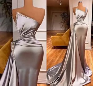 2022 Sexig silver en axel sjöjungfru aftonklänningar pärlor peplum pleats långa tågfest för att klänningar vestidos de fiesta prom b051704