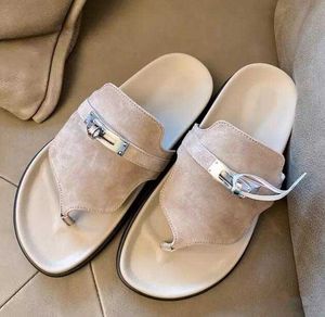 Klassisk metallsp￤nne kvinnors sandaler flip-flops platt mjukt l￤der sommar ny strand m￤n hjortskinn h￶g kvalitet fritid promenad hem strand lyx tofflor