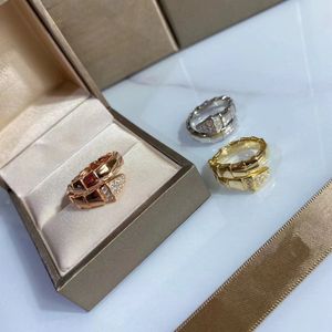 Modedesignerbandringar för män och kvinna avancerad anpassad oregelbunden ormbonaktivitet inlagd med diamantringar män kvinnor valentins dag gåvor
