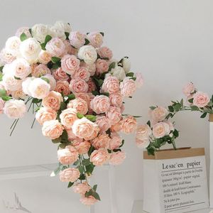 Ghirlande di fiori decorativi Bella rosa peonia Seta artificiale Piccolo bocciolo Bouquet da sposa per la decorazione domestica Sfondo lungo finto all'apertoDe