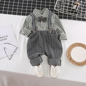 Nyfödda babyuppsättningar Spädbarn Koreanska Barnkläder Set Gentleman Suit Plaid Shirt Bow Tie Suspend Trousers 2st Passar