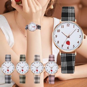 Armbanduhren Schöne Damenuhr Set Erdbeermuster Quarz Handgelenk Runde Glow-In-the-Dark-Armband
