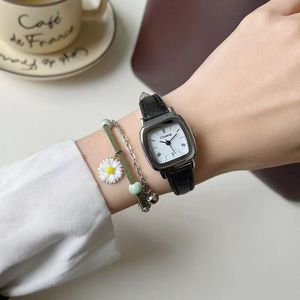 Luxo feminino relata designer Small Sugar Cube Series Women Women Women Watch Student Temperamento Moda All-Match Simple Dial de ponta de ponta HTGFH