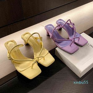 Designer Kvinnors Skor Stövlar Net Röd Fashion Samma Style Square Head Tjock Heel Tofflor Sommar Tunn Belt Clip Toe Sandal