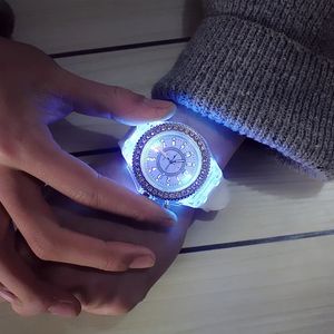 Inne Dekoracje Wystrój Kobiety Flash Luminous Spersonalizowany Rhinestone Zegarek LED Trends Uczniowie Miłośnicy Galaretki Kobieta Zegarki Męskie Lekkie Wrist Watch