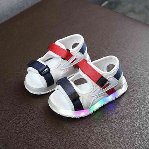 Çocuk Led Sandaletleri Aydınlatın Çocuklar Yaz Ayakkabıları Parlayan Spor Sandaletleri Erkekler ve Kızlar İçin Yürümeye Başlayan Yumuşak Plaj Ayakkabıları G220523