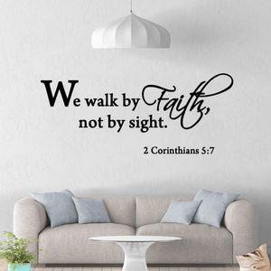 Adesivi murali Adesivo We Walk By Faith Not Sight Bibbia Decalcomania Scrittura cristiana Decor WL1776