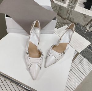 Moda Sandálias de designer de luxo de luxo Sapatos de banquetes de verão feminino Bombas sexy de salto alto pontão de dedo do pé