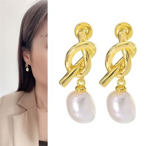 2022 Drop Botty Pearl Brincos de pérolas elegantes Presente de Natal de metal de metal nova para mulheres pequenas orelhas de luxo charme femme girl charming girl