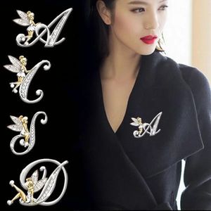 Metal Crystal English Letter Word Brooch Elf Angel Pina Ruit Suit Pins Pins Brooths for Women Akcesoria