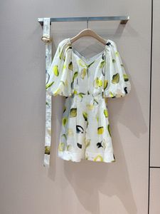 2022 Moda Europeia e Americana Processo de impressão de limão pendurado ombro vestido de manga de bolha apertada