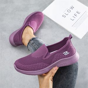 Plus -storlek kvinnor skor mode andningsbara loafers damer casual strumpor mesh sport non slip läger tränare 220812