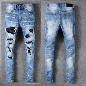 Herren-Jeans, schmale Passform, Denim, blaue Hose für Herren, Biker, schmal, zerrissen, Distressed, reguläre Moto-Passform, Straße, schwarze Nieten-Patches, trendiger langer, gerader Reißverschluss mit aufgesprühtem Loch