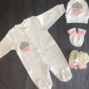 Set di abbigliamento Pagliaccetto per neonato Completo per bambina Ragazzi Vestiti Completi 4 pezzi Set Cappello Scarpe Guanti Abito morbido in cotone Tipi di neonati Abbigliamento regalo