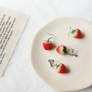 Klipp på skruva tillbaka koreanskt temperament Enkel söt härlig tjej Strawberry Fruit Earrings Harts Akryl Inget piercingklipp på Womenclip-On