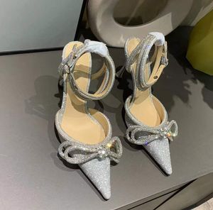 Mach Glitter Silver Bomba Sapatos Cristal de Cristal de Bow Sapatos de Stromestone de Salteto Sandálias Mulheres Delegadas Designers de Luxo Torno
