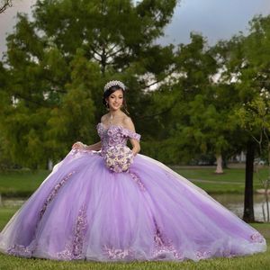 ثوب كرة الدانتيل Lilac ثوب الدانتيل ثوب Quinceanera ، أحجار الراين قبالة الكتف ثوب الأميرة حفلة موسيقية الزهور