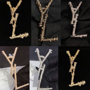 Carta de design especial Broche com carimbo nas costas mulheres meninas cartas de meninas Broches Suit de lapela pino de joalheria de alta qualidade