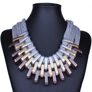 Collane con ciondolo Collana Donne africane Dubai Europa Tendenza moda americana Struttura in metallo Maglia geometrica GothicPendant