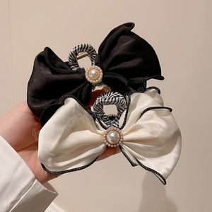 Kvinnor Elegant Pearl Bow Hair Claws för Girls Stora Grab Clips Clamps Headdress Frisyr Makeup Fashion Hair Tillbehör