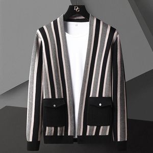 Herrtröjor Autumn Winter Striped Cardigan Jacket Män stickar casual Loose Cashmere Cardigans Korean Svart Big Size Mens tröja Coatmen's