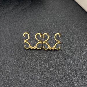 Brincos de charme de letra de ouro com personalidade, designer versátil, brincos de orelha feminina S925, brincos de agulha de prata, Lady Dangler, festa, amantes de casamento, presente, atacado